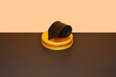 Siyah kravat ekran tahtası yakın çekim görünümünde 