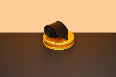 Siyah kravat ekran tahtası yakın çekim görünümünde 