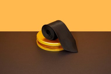 Renkli arkaplanda siyah kravat var. 