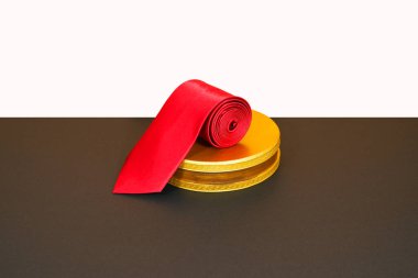 Panoda kırmızı bir kravat var. Yakın çekim görüntüsü. 