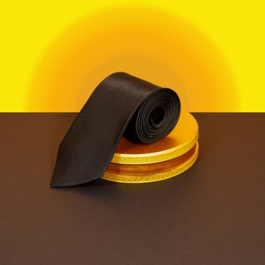 Ekran panosuna sarılı siyah renkli bir kravat. Yakın çekim görüntüsü tek bir nesne 