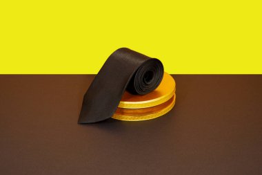 Ekran panosuna sarılı siyah renkli bir kravat. Yakın çekim görüntüsü tek bir nesne 