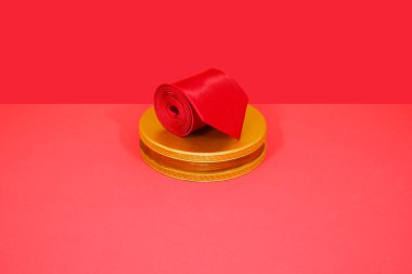 Kırmızı kravat kırmızı arka plan yakın plan görünümlü ekranda yuvarlandı 