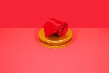 Kırmızı kravat kırmızı arka plan yakın plan görünümlü ekranda yuvarlandı 