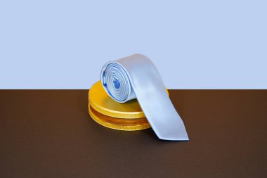 Renk arkaplan yakın görüntüsü olan düz bir kravat ekran tahtasına takıldı 