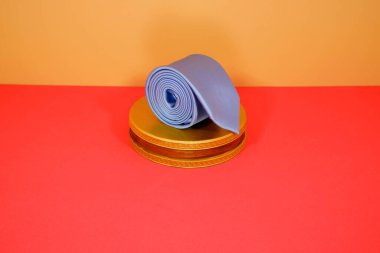 Renkli arkaplan görünümlü tek bir nesne ile birlikte mavi bir kravat ekran tahtasına takıldı 