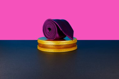 Mor renkli polyester kumaş kravat, tek bir yakın görüş nesnesnesiyle panoya sarılmış. 