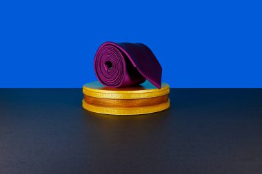 Düz kumaş kravat, tahtaya sarılı, yakın çekim görüntüsü 