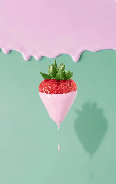 草莓蘸着粉红和绿色背景的粉红颜料 最小的概念食物 — 图库照片