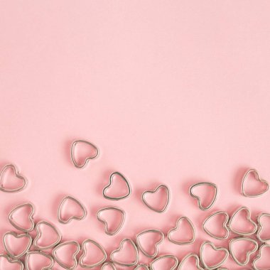 Pembe arka planda kalpten yapılmış yaratıcı pastel aşk kompozisyonu. Sevgililer Günü 'nün ya da aşkın minimum konsepti. Yaratıcı sanat, asgari estetik. Metin için yeri olan sevgi pankartı