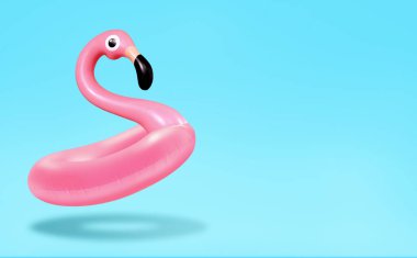 Parlak açık mavi arka planda şişirilebilir pembe flamingodan yapılan moda yaz kompozisyonu. Minimum yaz konsepti. Yaratıcı sanat, çağdaş tarz. Yazma alanı ve kopyalama alanı olan afiş arkaplanı.