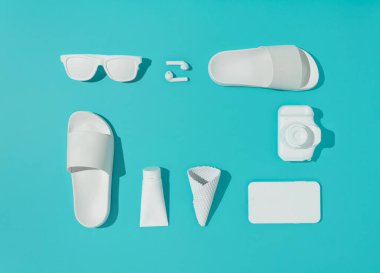 Makarna mavisi arka planda, kopya alanı ve çeşitli yaz nesneleri olan yaratıcı bir düzen. Minimum tatil konsepti. Düz yatıyordu.