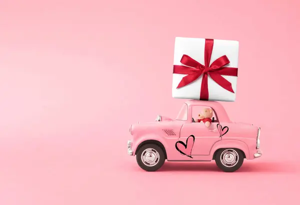 Kompozycja Miłosna Wykonana Różowego Samochodu Zabawki Dostarczanie Pudełko Wstążką Łuk — Zdjęcie stockowe