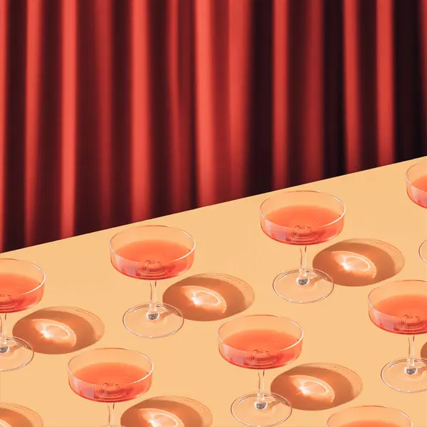 Kırmızı şarap kadehlerinde ışık kırılması ve gölge. Kristal camdan geçen ışık. Kaba bir etki. Hafif bir zemin üzerinde şarap olan en düşük sonbahar konsepti.