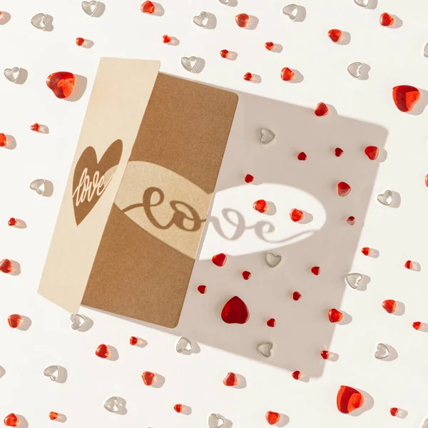 Kompozycja Creative Love Wykonana Szklanych Serc Listu Miłosnego Ostrym Cieniem — Zdjęcie stockowe
