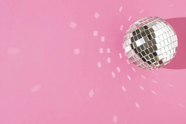 Disco Ball Pastelowym Różowym Tle Koncepcja Minimalnej Rozrywki Układy Płaskie — Zdjęcie stockowe