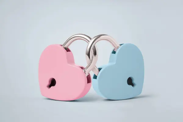 Pastel arka planda İki Kalp şekilli asma kilit konsepti. Sevgililer Günü kartı tasarımı. 14 Şubat bayram sembolü, romantik, aşk kavramı. Boşluğu kopyala