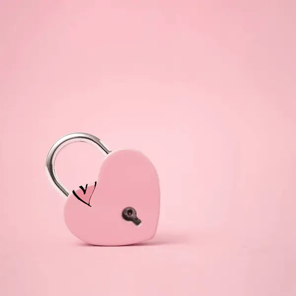 Mínimo Concepto Candado Forma Corazón Rosa Sobre Fondo Pastel Día —  Fotos de Stock