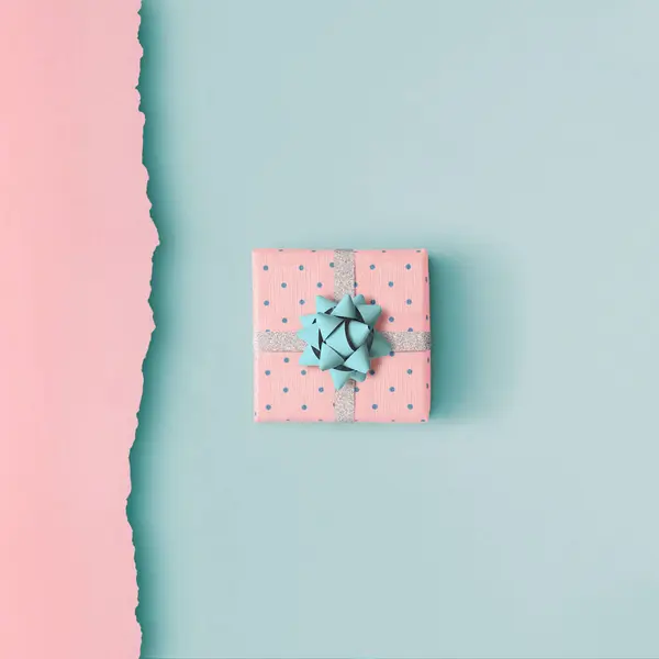 Minimalistyczna Kompozycja Świąteczna Wykonana Małego Pudełka Zapakowanego Niebieską Wstążką Różowym — Zdjęcie stockowe