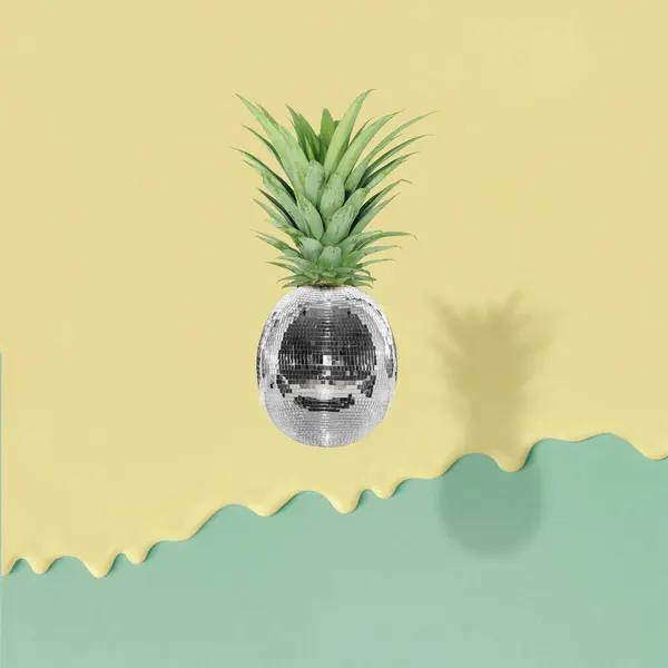 パステルイエローとグリーンの背景にパイナップルのような装飾的なディスコボールで作られた現代のレトロな構成 最小限のエンターテイメントのコンセプト 現代的なスタイル 創造的な芸術 最小限の美学 — ストック写真