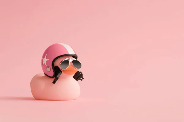 粉红可爱的小橡胶小鸭 背景粉红 头戴安全帽 戴着太阳镜 创作出富有创意的作品 创意艺术 当代风格 写作空间 复制空间 — 图库照片