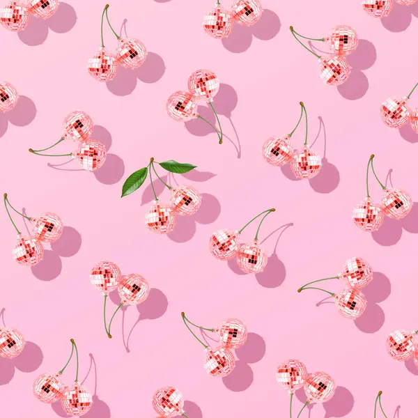 流行的图案构图由装饰迪斯科球 如樱桃粉红背景 最小娱乐的概念 平莱当代风格 创意艺术 最低美学 — 图库照片
