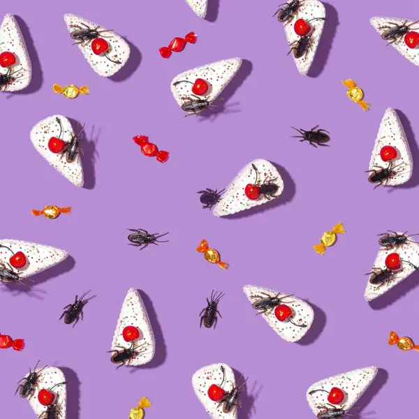 万圣节糖果的创意图案 用糖果 樱桃和臭虫涂在柔和的紫色背景上 万圣节的最小概念 — 图库照片