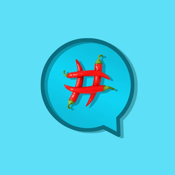Hashtag işareti kırmızı biberden yapılmış mavi arkaplan üzerinde, kopyalama alanı. Metninizi eklemek için boşluk yok. Modern tasarım. Çağdaş sanat. Yaratıcı kavramsal ve renkli kolaj.