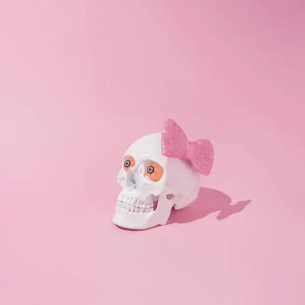 Czaszka Różową Muszką Wystającymi Oczami Minimalna Koncepcja Upiornej Dziewczyny Halloween — Zdjęcie stockowe