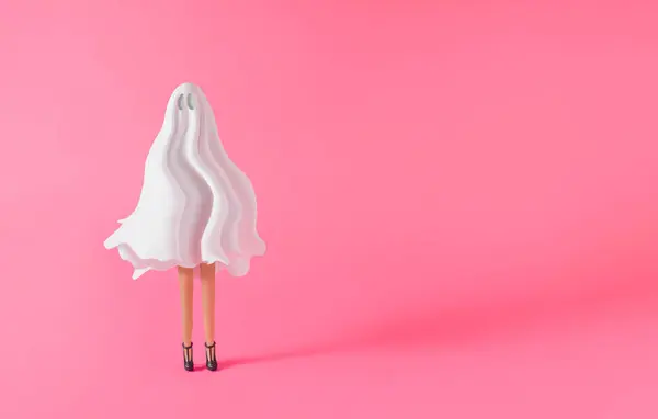 穿着鬼魂服装的女孩与粉红的背景相抗衡 万圣节派对最小的概念 — 图库照片