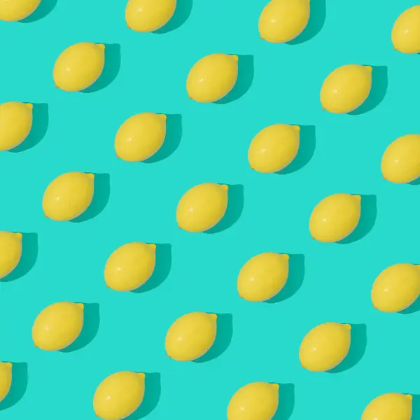 富有创意的夏季图案是由明亮蓝色背景的柠檬制成的 夏季艺术 最小的柑橘类水果美学 平躺在地上 俯瞰四周 — 图库照片