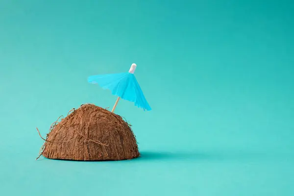 Tropikalna Koncepcja Plaży Wykonana Owoców Kokosowych Parasola Słonecznego Kreatywny Minimalny — Zdjęcie stockowe