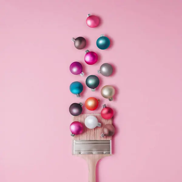 Renkli Noel ağacı süslemeleri yerine boya fırçasıyla yapılan pembe arka plan kolajı