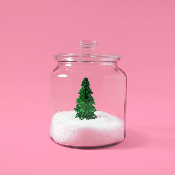 Choinka Śniegiem Szklanym Słoiku Pastelowym Różowym Tle Kreatywne Zimowe Tło — Zdjęcie stockowe