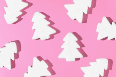 Beyaz Noel ağacı süslemesi ve pembe arka plan. En az yeni yıl tatili konsepti. Düz yatıyordu.