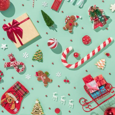 Parlak ışık Tiffany yeşil arka planında çeşitli kış ve yeni yıl nesneleriyle yapılan modaya uygun bir Noel deseni. Minimum Yeni Yıl ve Noel kartpostalları ve tebrik kartları konsepti