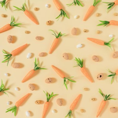 Paskalya şablonu, parlak pastel sarısı arka planda havuç ve paskalya yumurtası ile yapılır. İlkbahar bayramı tebrik kartı ya da fikir üretmek için en az Paskalya tatili konsepti. Düz yatıyordu.