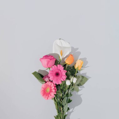 Çeşitli çiçeklerden oluşan yaratıcı bir düzen. Düz bir buket yatıyordu. Aşk konsepti.