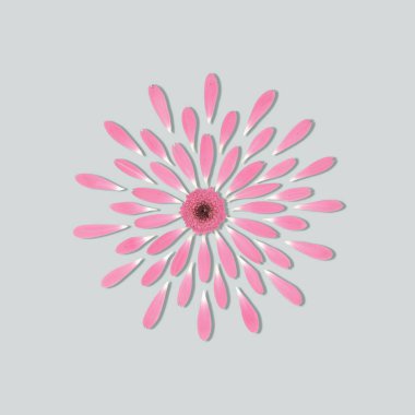 Açık arkaplanlı pembe çiçeğin yaratıcı bileşimi. Çiçek düzlüğü yatıyordu.