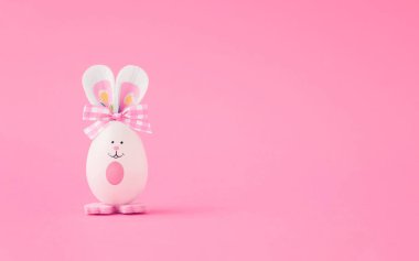 Mutlu Paskalya minimumu. Şirin ve yumurtadan yapılmış komik Paskalya Tavşanı ile yaratıcı kompozisyon. Yaratıcı sanat, asgari estetik. Yazı alanı, kopyalama alanı.