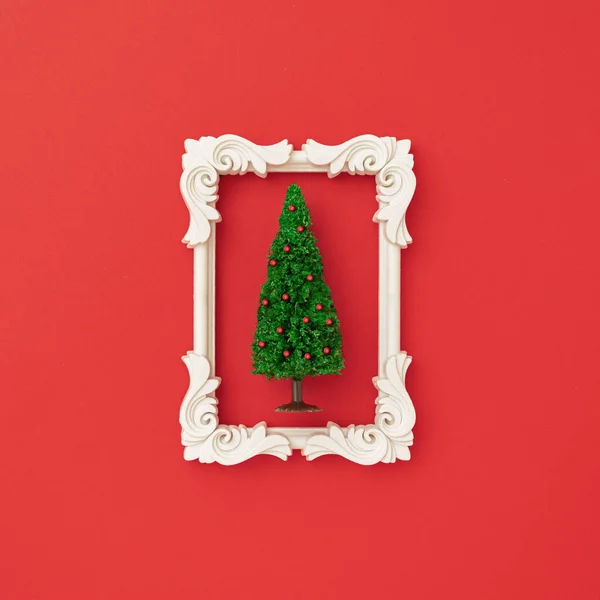 크리에이 크리스마스 빨간색 호화스러운 배경에 프레임 소나무와 장식으로 크리스마스와 스타일의 — 스톡 사진