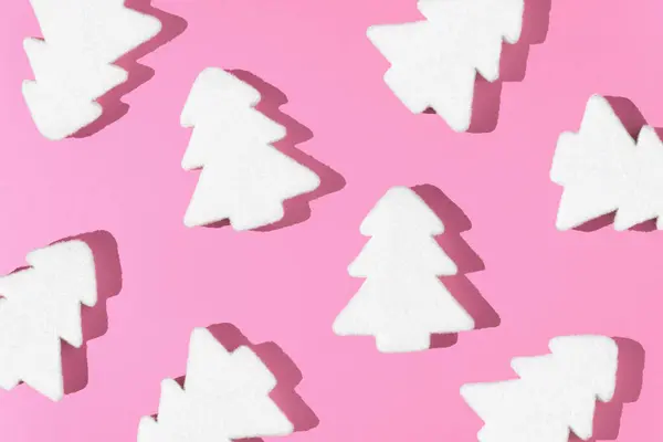 Beyaz Noel ağacı süslemesi ve pembe arka plan. En az yeni yıl tatili konsepti. Düz yatıyordu.