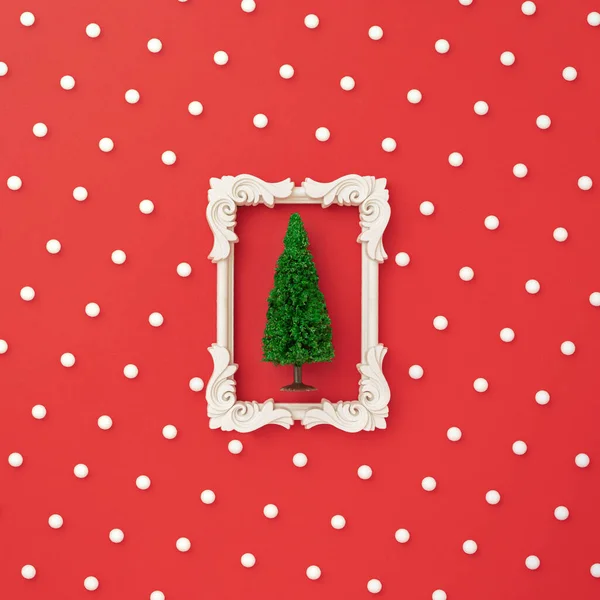 크리에이 크리스마스 빨간색 호화스러운 배경에 프레임 소나무와 눈송이 장식으로 스타일의 — 스톡 사진