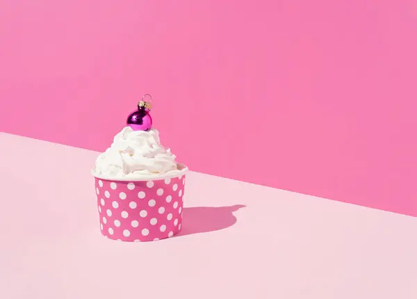 Composition Créative Faite Cupcake Crème Fouettée Décoré Une Boule Noël — Photo