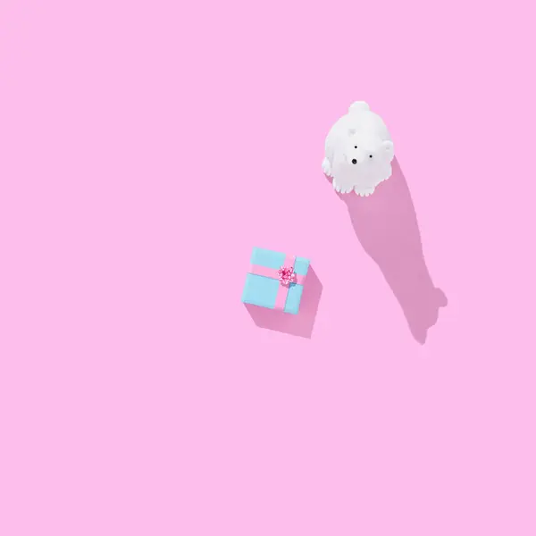 北极熊玩具 圣诞礼品盒 色彩艳丽的粉红面包圈 — 图库照片