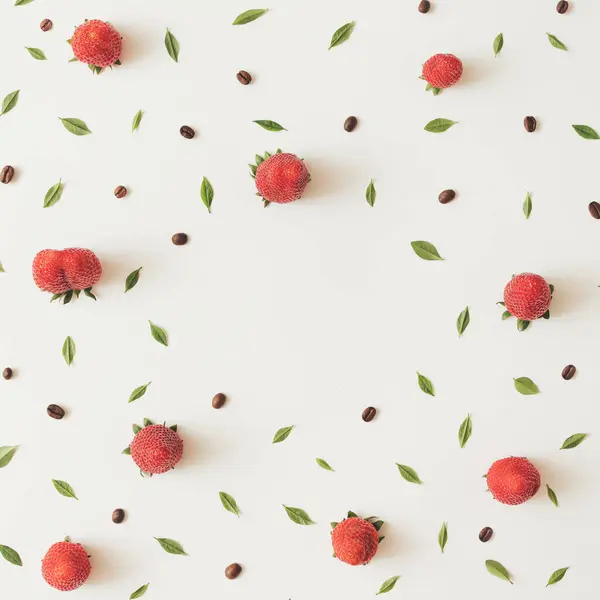 Çilek, kahve çekirdekleri ve yaprakları renkli parlak desen yapılmış.