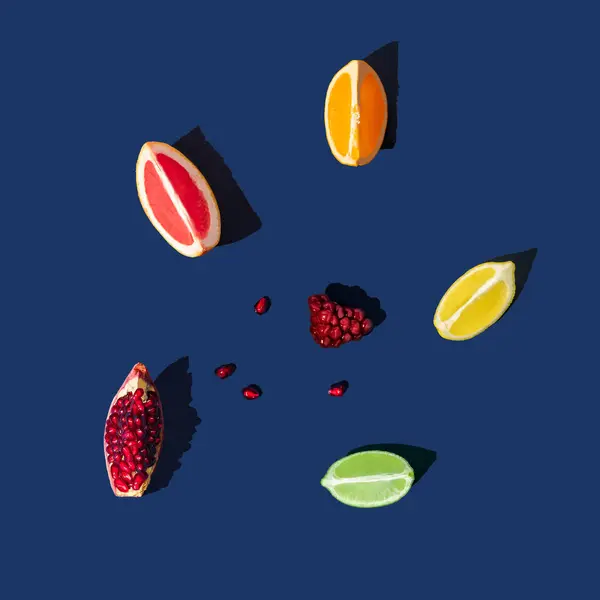 青い背景に夏の柑橘類のフルーツと平らなレイアウト シャープな影を持つミニマルコンセプト トレンドのソーシャルモックアップ — ストック写真