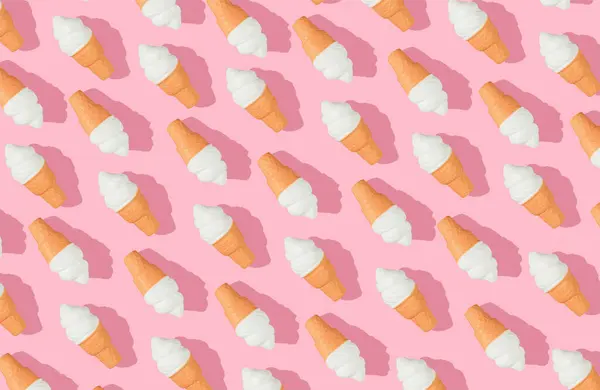 白色粉红背景上的冰淇淋图案 创意最小的夏季平铺 — 图库照片