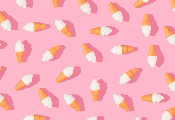 白色粉红背景上的冰淇淋图案 创意最小的夏季平铺 — 图库照片