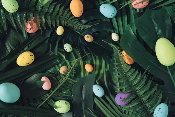 Tvůrčí Velikonoční Příroda Pozadí Zelené Tropické Palmové Listy Velikonočními Vejci — Stock fotografie